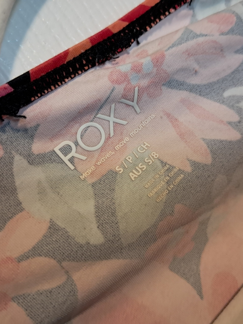 Roxy Cropped Backless Rashguard - Picture 3 of 3